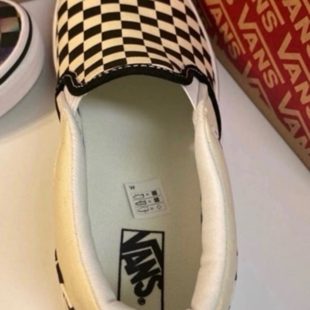 New in Box Women's Asher Platform Checkered Shoes size 5 - Picture 3 of 8